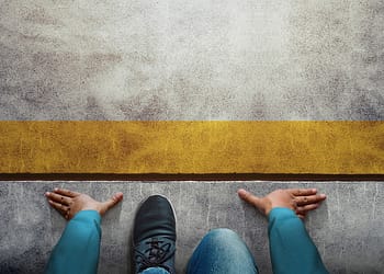 Športno pravo: pomoč pri sklepanju pogodb s športniki, urejanje notranjih pravnih aktov športnih društev in druga pravna pomoč